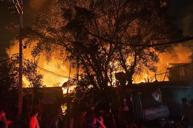 เกิดเหตุเพลิงไหม้ชุมชนโรงปูน เสียหายกว่า 10 หลังคาเรือน